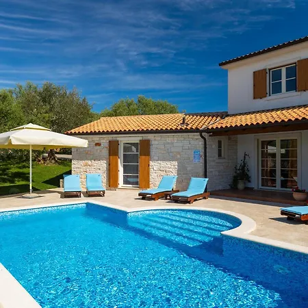 Loverka Near Pula Only 3 Km From The With Sea View * Peruski