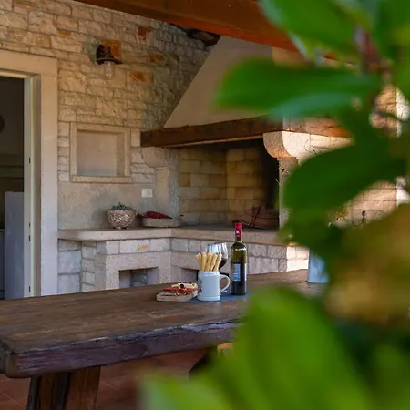 Loverka Near Pula Only 3 Km From The With Sea View * Peruski