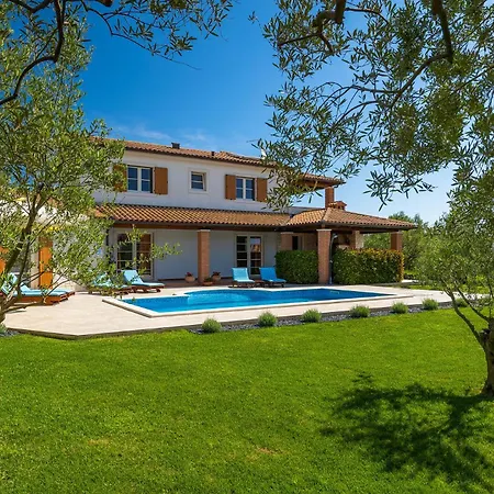 Loverka Near Pula Only 3 Km From The With Sea View Peruski