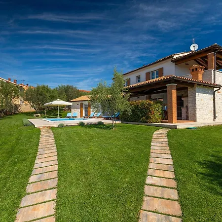 Loverka Near Pula Only 3 Km From The With Sea View * Peruski