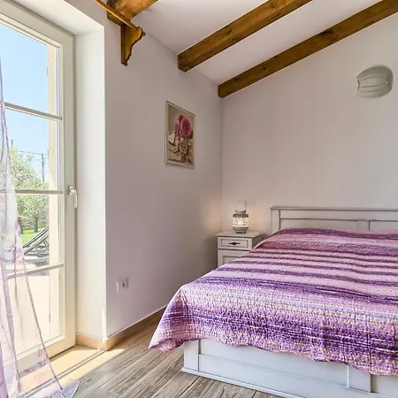 别墅 Loverka Near Pula Only 3 Km From The With Sea View Peruški