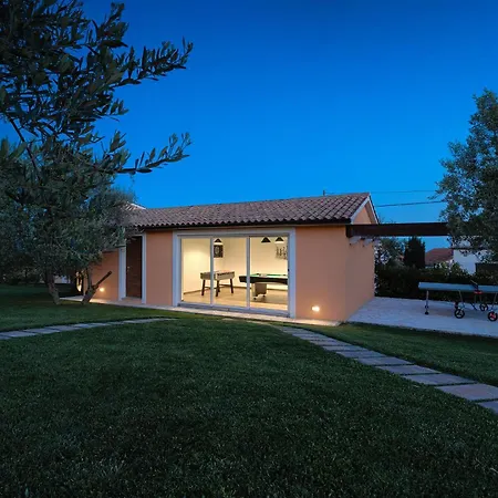 Loverka Near Pula Only 3 Km From The With Sea View * Peruski